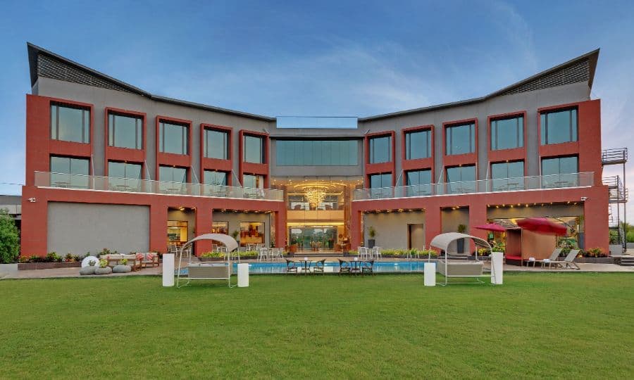 1743853897_7_TFR_Farm_Anjar(Kutch)_Pool_Lawn_03
